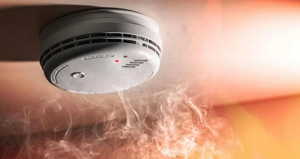 Ceiling mounted fire detector with smoke around it